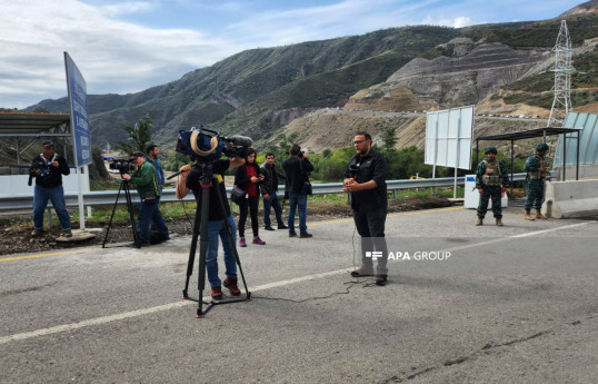 Foreign journalists observe passage of Garabagh Armenians through Lachin BCP