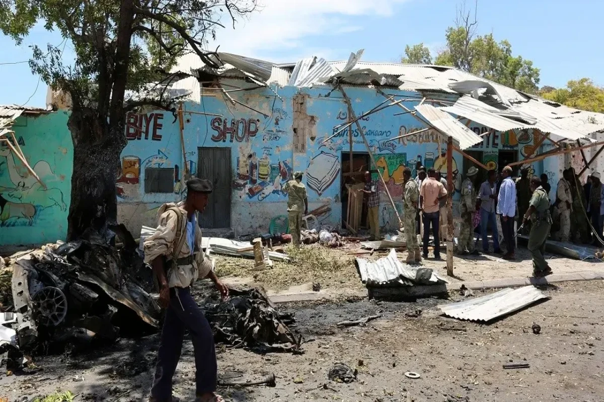 Suicide bomb blast kills 7 in Somali tea shop