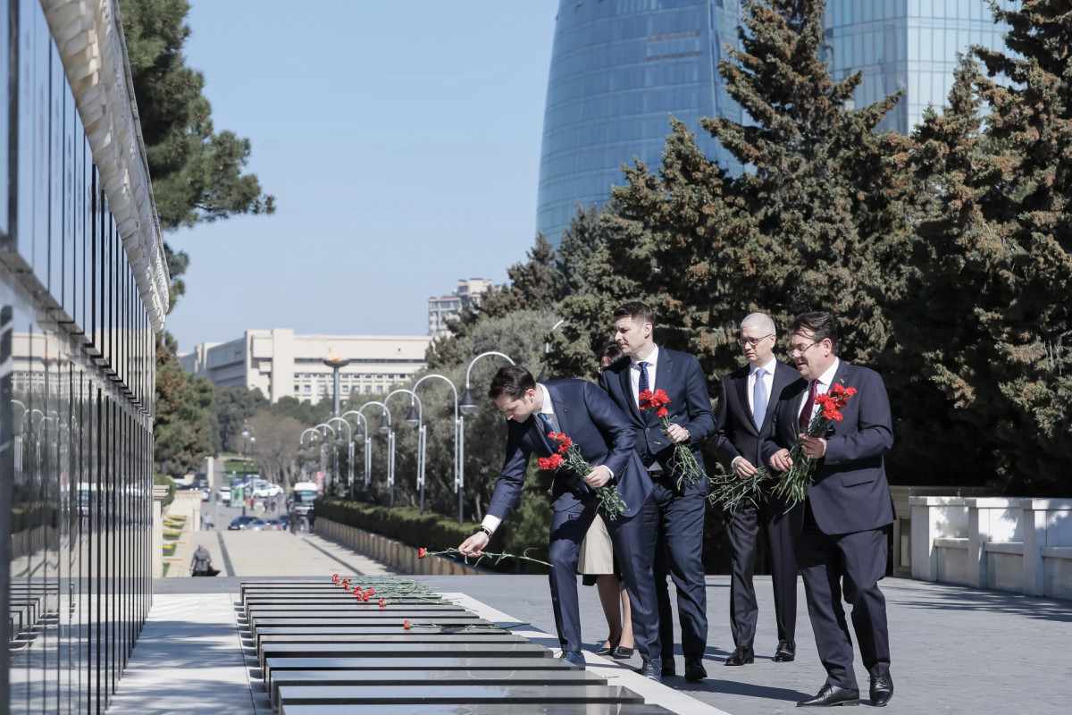 Romanian delegation visits Alley of Martyrs in Azerbaijan -PHOTO 