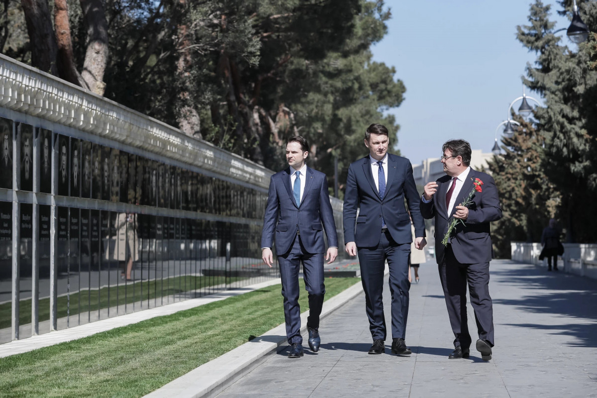 Romanian delegation visits Alley of Martyrs in Azerbaijan -PHOTO 
