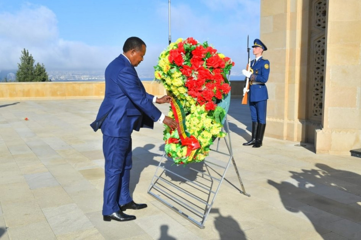 President of Congo visits Alley of Martyrs in Azerbaijan