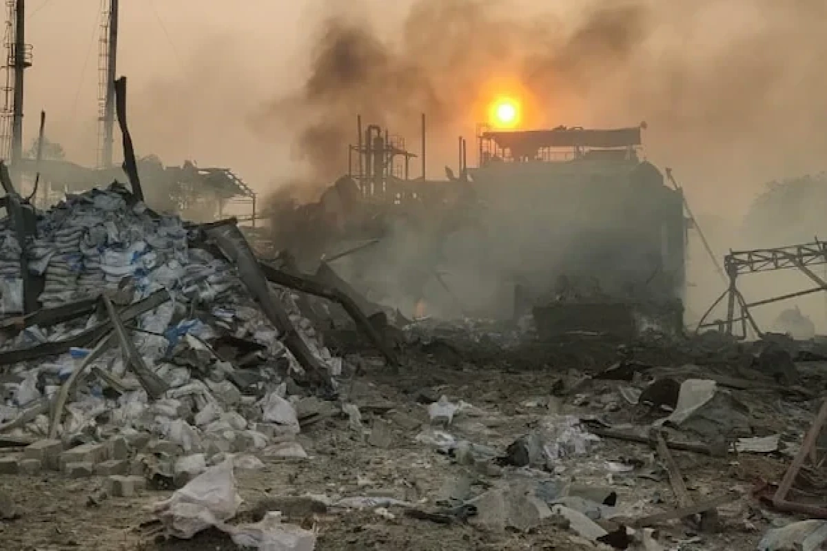 Blast after fire at factory in India