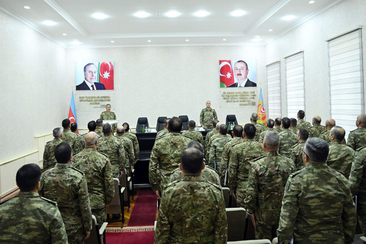 Azerbaijan Defense Minister meets with the leadership of Land Forces -VIDEO 