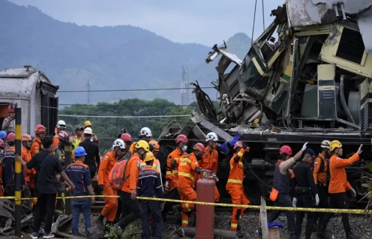 5 killed, 15 injured in train-bus collision in Indonesia