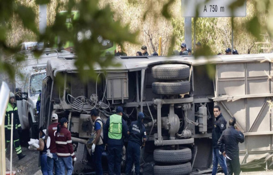 At least 14 dead when a bus overturns in central Mexico