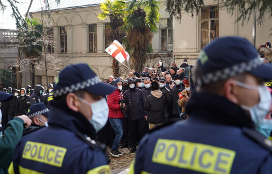 Police lifts cordon near parliament building in Tbilisi
