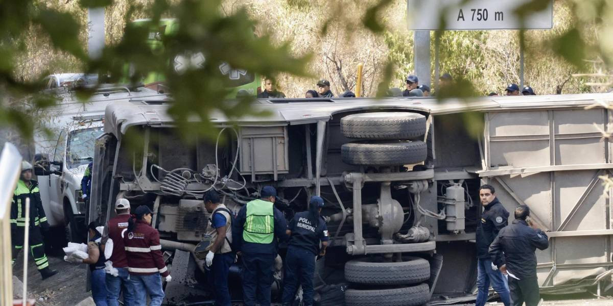 At least 14 dead when a bus overturns in central Mexico - Vimarsana News