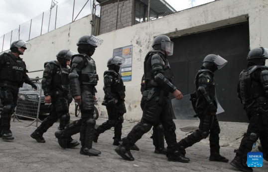 Ecuadorian president delivers weapons to police to combat organized crime