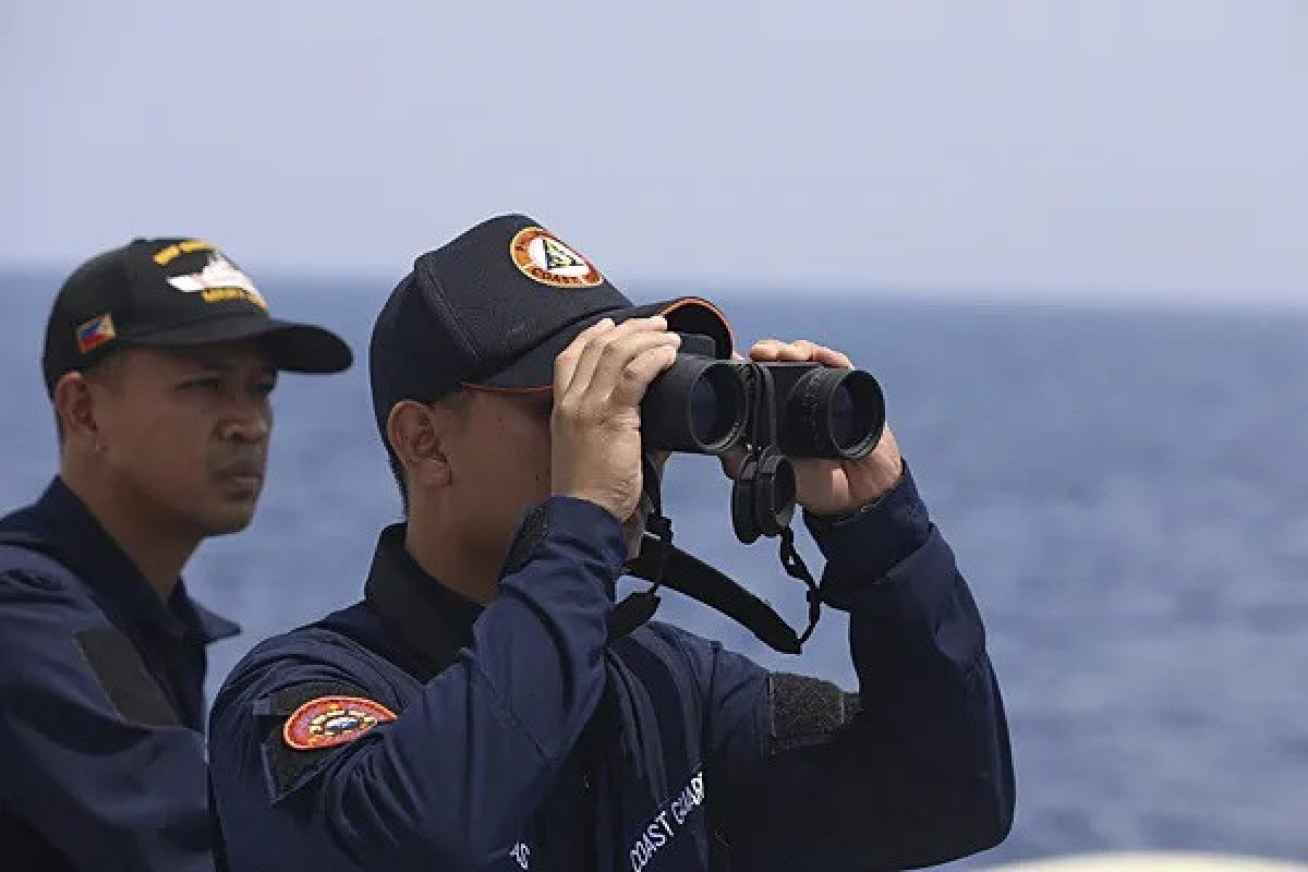 Chinese, Philippine ships collide in South China Sea
