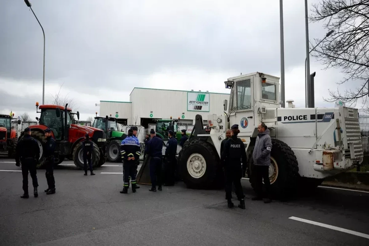91 people arrested in tractor protests in France