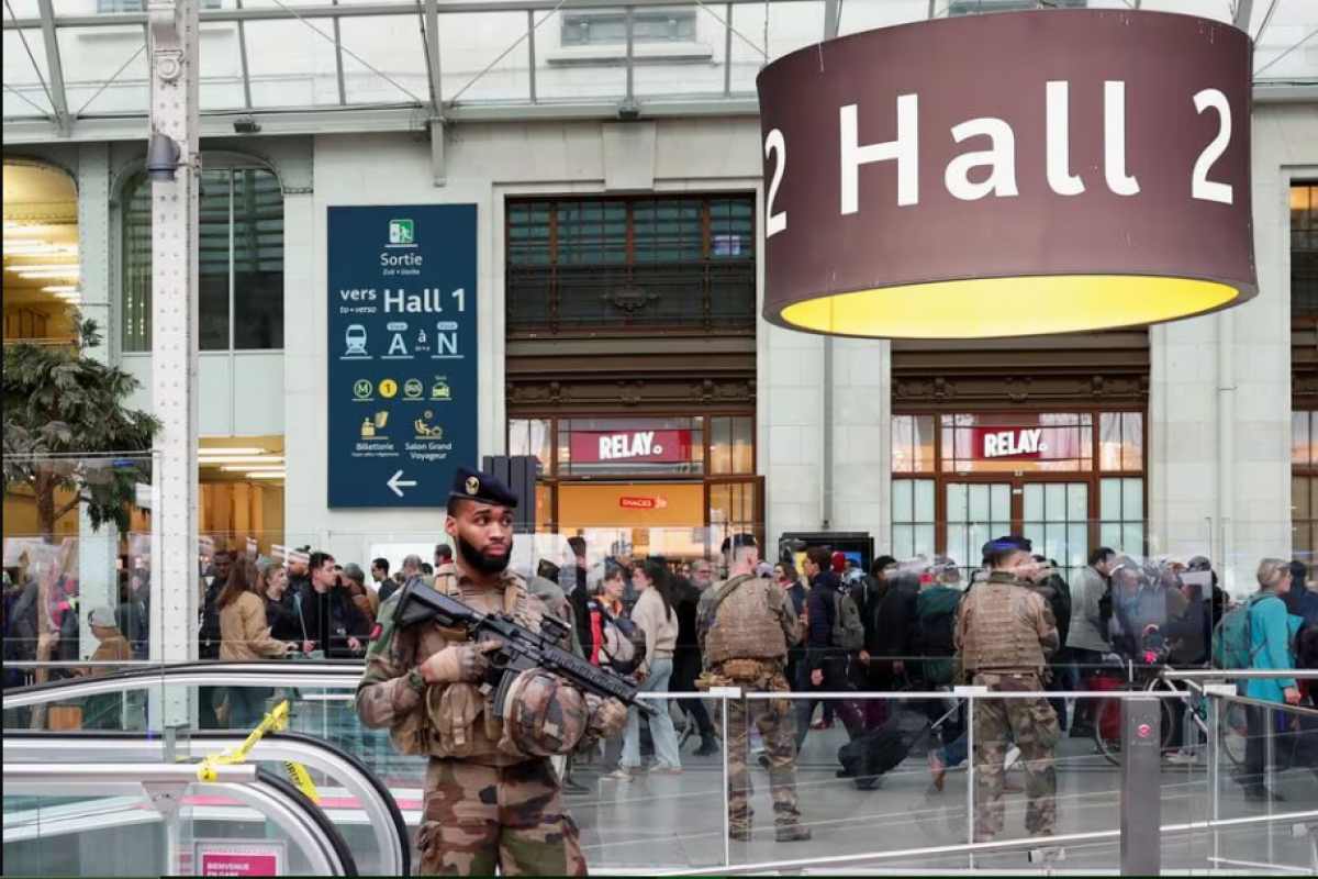 Knife attack wounds three people in Paris
