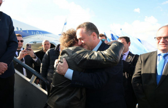 Israeli Foreign Minister welcomes the President of Argentina at the airport