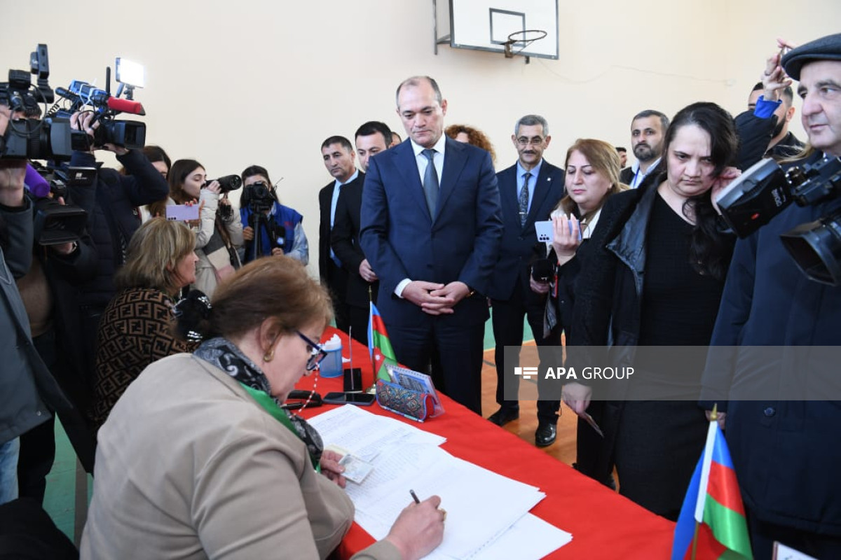 Presidential candidate in Azerbaijan Razi Nurullayev casts his vote-PHOTO 