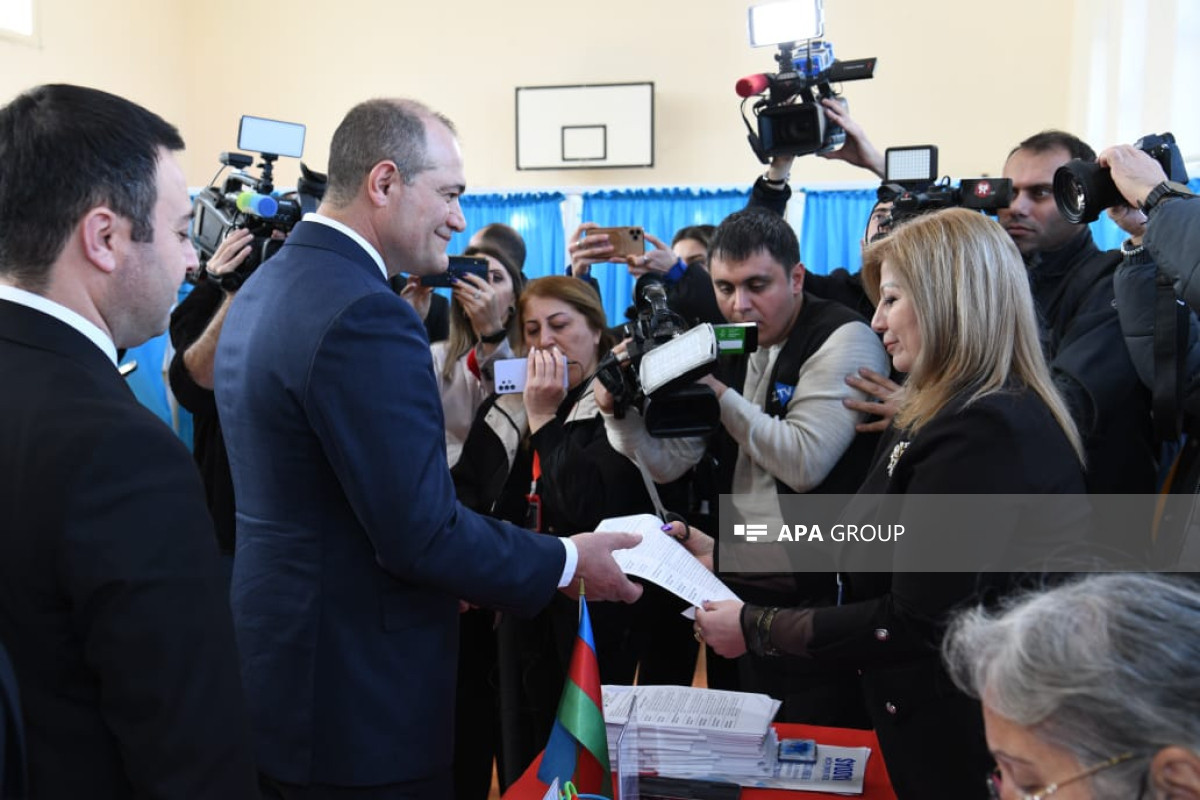 Presidential candidate in Azerbaijan Razi Nurullayev casts his vote-PHOTO 