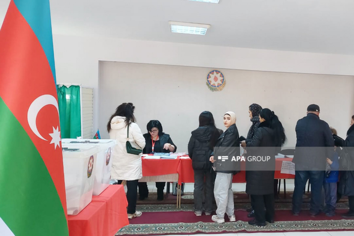 An exit-poll is being held in polling station No. 4 of the Yasamal constituency No. 15 -PHOTO 