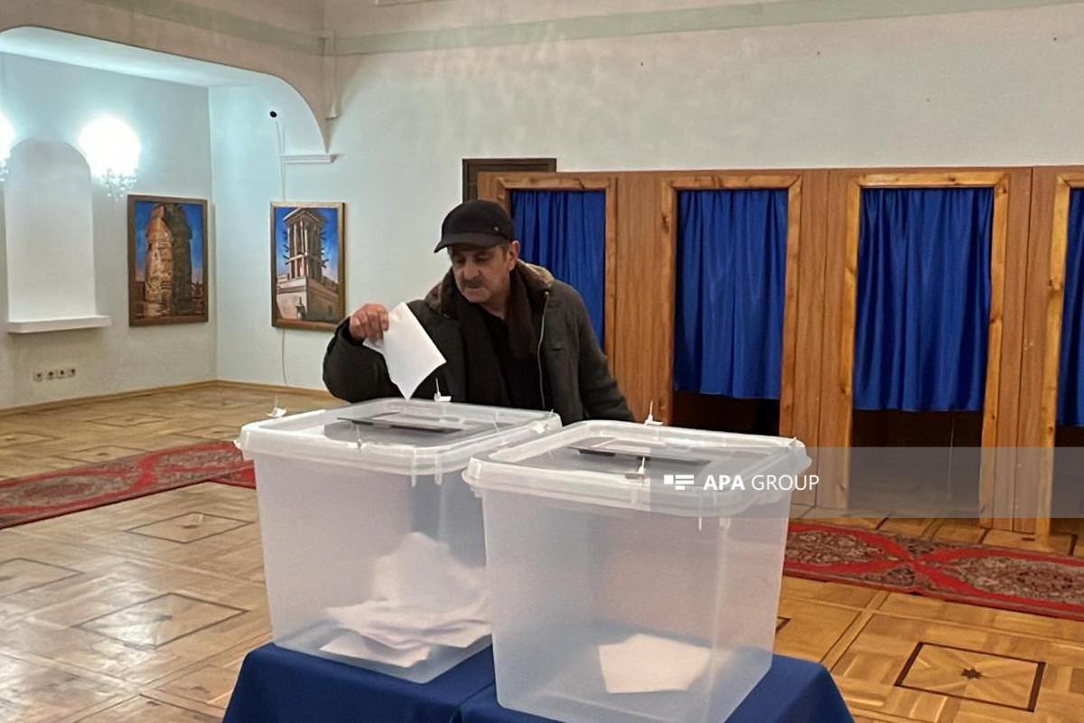 Azerbaijani citizens living in Moscow cast their votes in presidential elections-PHOTO 