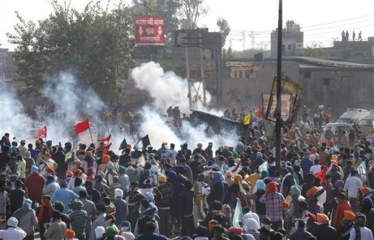 Tear gas fired as farmers march on fortress Delhi