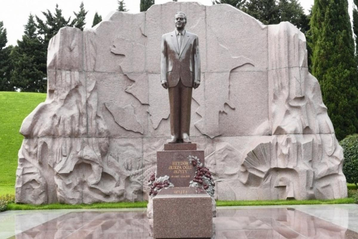 President Ilham Aliyev paid respect to National Leader Heydar Aliyev