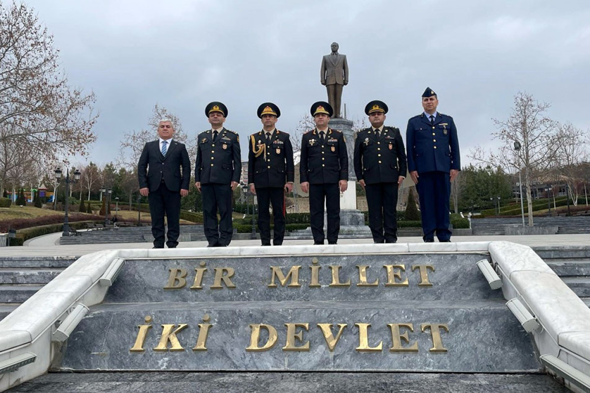 Azerbaijan, Türkiye discuss military education, personnel training