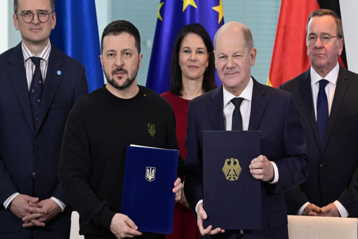 German and Ukrainian leaders sign security pact
