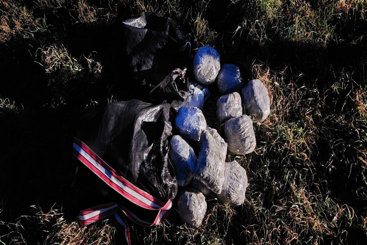 Azerbaijani border guards shot warning fire at border with Iran, seize 15,6 kg narcotics-PHOTO 