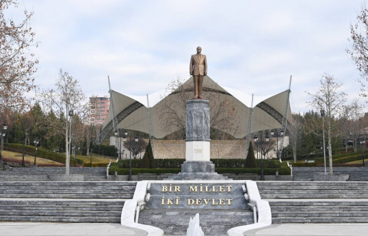 President Ilham Aliyev visited monument to Great Leader Heydar Aliyev in Ankara-UPDATED 