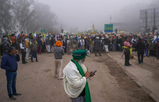 Farmers in India resume march on Delhi as talks fail