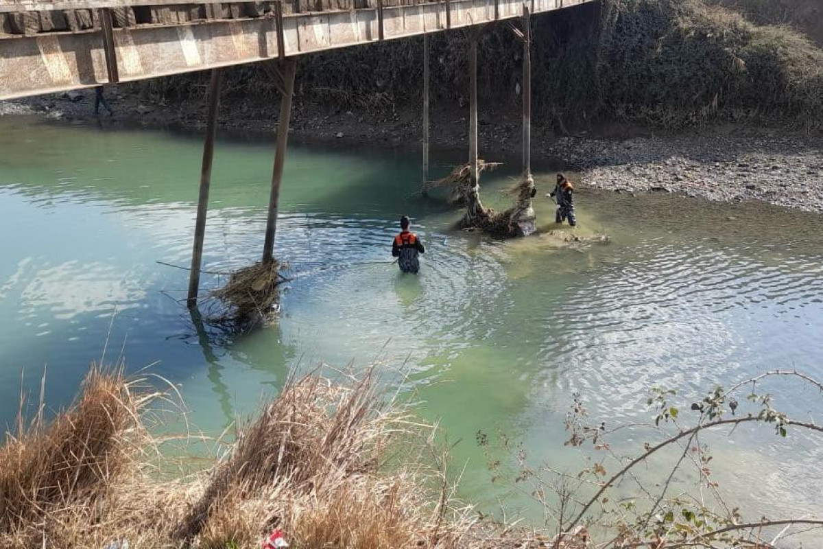 Azerbaijan MES involves 80 personnel, 14 equipments, and 2 trained dogs in the search for a child who allegedly drowned in a canal-<span class="red_color">VIDEO