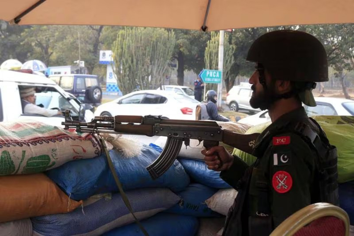 Pakistan bomb blast kills five polio vaccination guard police