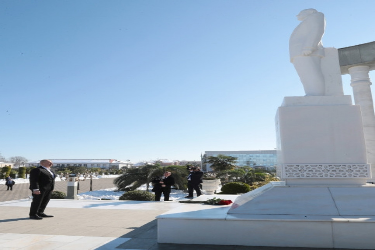 President Ilham Aliyev visited statue of National Leader Heydar Aliyev in the city of Lankaran -UPDATED 