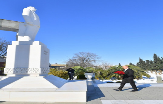 President Ilham Aliyev visited statue of National Leader Heydar Aliyev in the city of Lankaran -UPDATED 