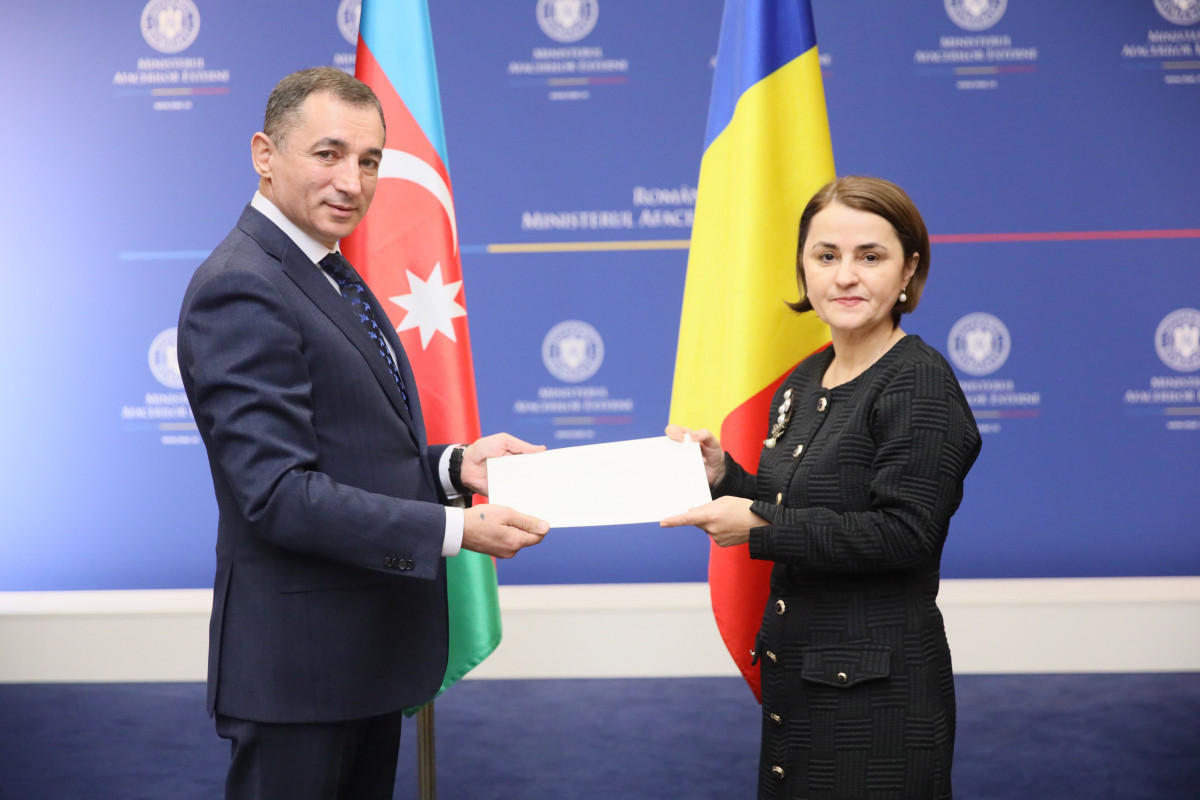 Azerbaijani Ambassador presents copy of his credentials to Romanian FM
