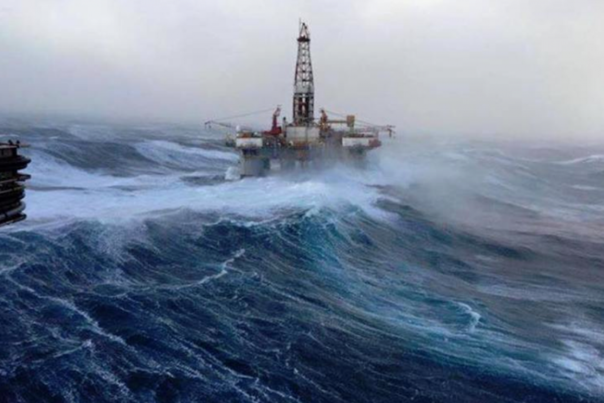 Height of wave in Caspian Sea reaches 3.8 meters