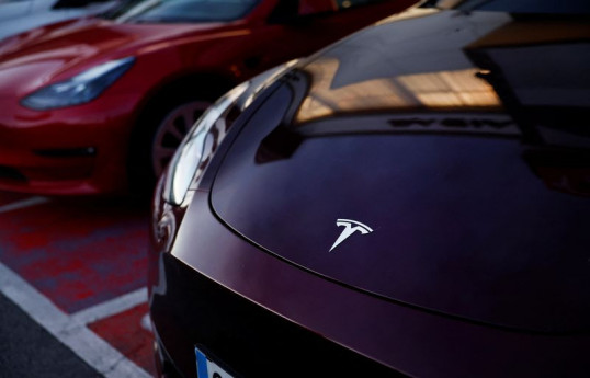 Tesla warns of slowing growth before new model launch next year