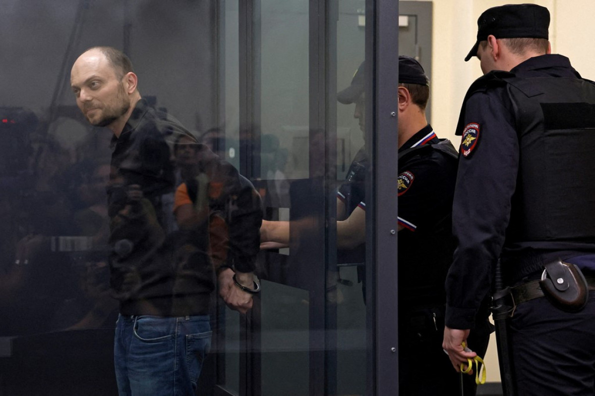 A police officer puts handcuffs on Jailed Russian opposition figure Vladimir Kara-Murza during a court hearing to consider an appeal against his prison sentence, in Moscow, Russia July 31, 2023. REUTERS/Maxim Shemetov