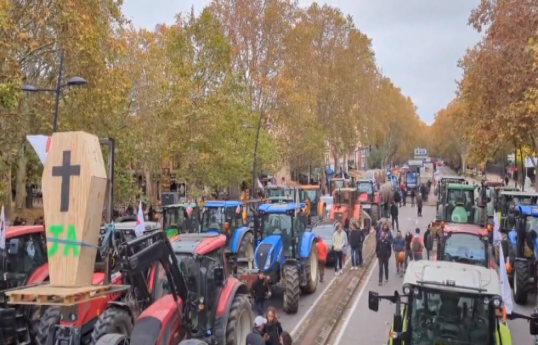 France's protesting farmers continue to encircle Paris waiting for government aid