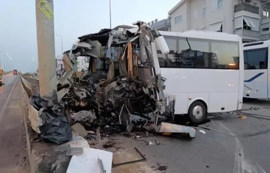 Bus carrying Russian tourists crashes in Antalya, 20 injured