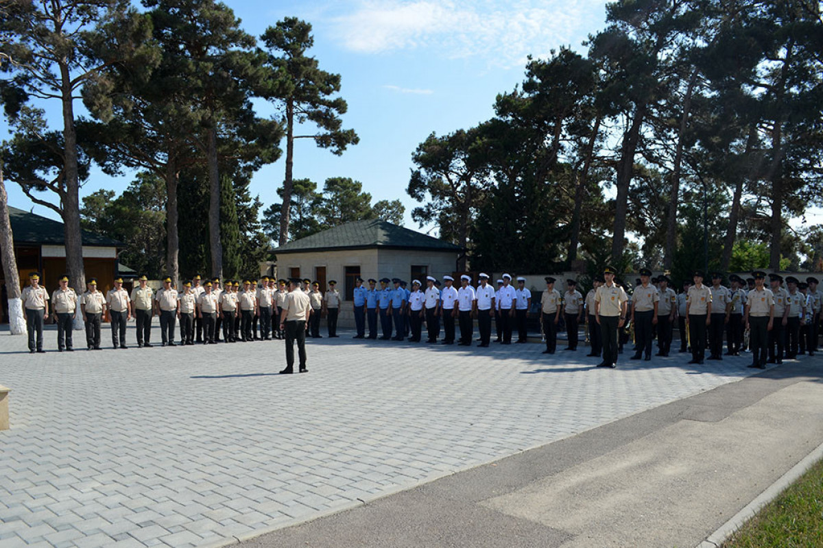 Azerbaijani Defense Ministry’s personnel visited Second Alley of Martyrs -PHOTO 