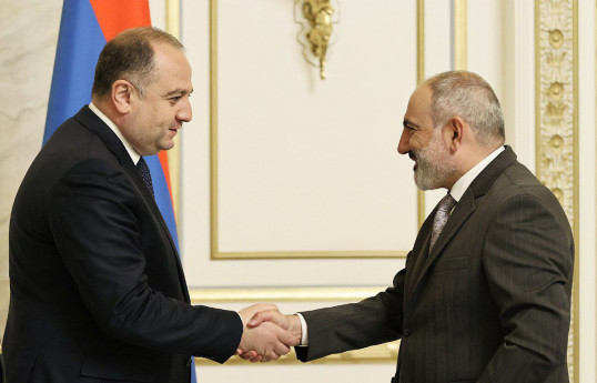 Georgian Defense Minister Irakli Chikovani and Armenian Prime Minister Nikol Pashinyan