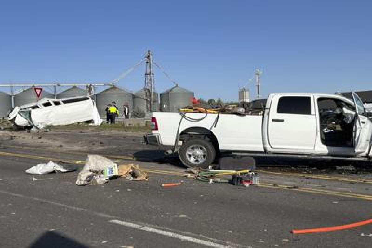 6 killed in head-on collision in south Ecuador