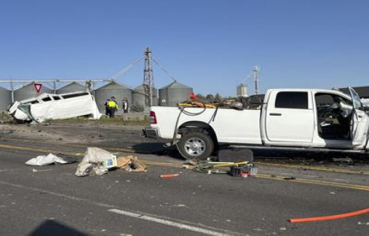 6 killed in head-on collision in south Ecuador