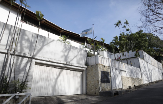 Argentine authorities threaten to overtake Venezuelan Embassy, Caracas says