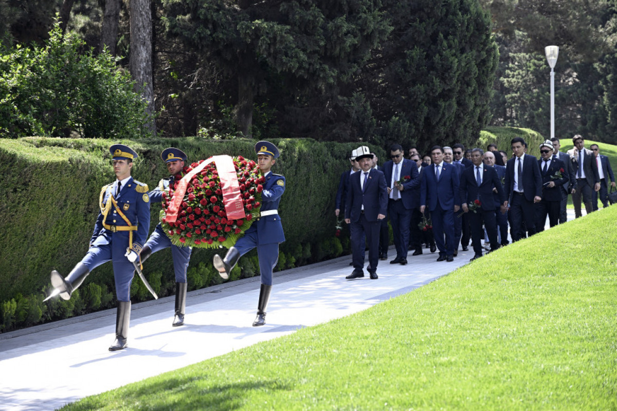 Speaker of Kyrgyz Parliament pays tribute to National Leader Heydar Aliyev and Azerbaijani martyrs-PHOTO 