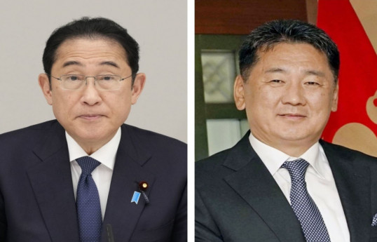 Japanese Prime Minister Fumio Kishida (L) and Mongolian President Ukhnaa Khurelsukh.
