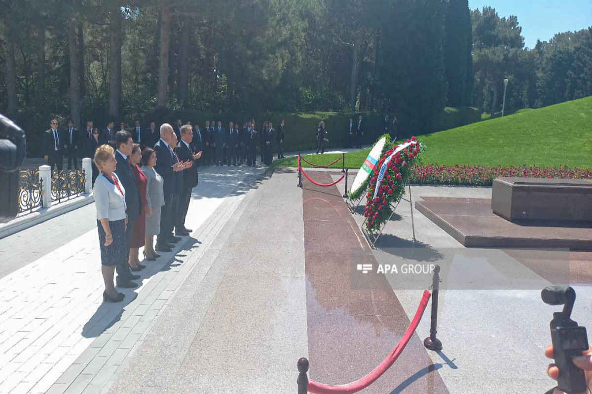 Delegation of TURKPA visited grave of National Leader Heydar Aliyev and Alley of Martyrs-PHOTO 