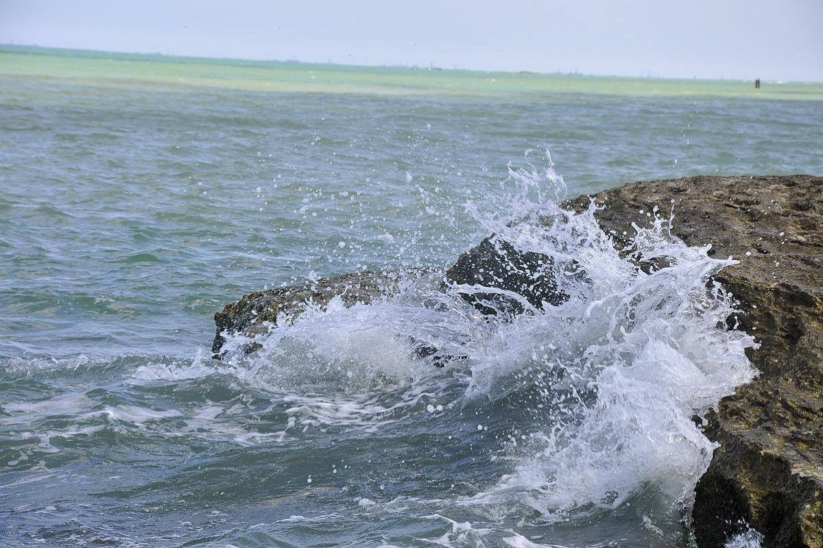 Azerbaijan approves law on creating artificial land plots in Caspian Sea