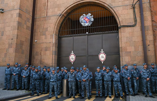 Yerevan police begin laying barbed wire in front of parliament building-VIDEO 