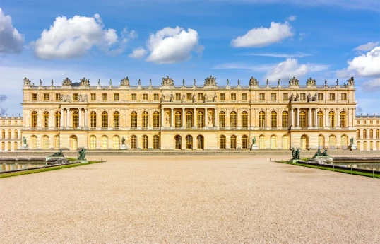 Palace of Versailles reopens after fire alert