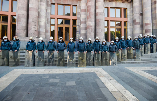 Armenia increases number of policemen in front of parliament building -VIDEO 