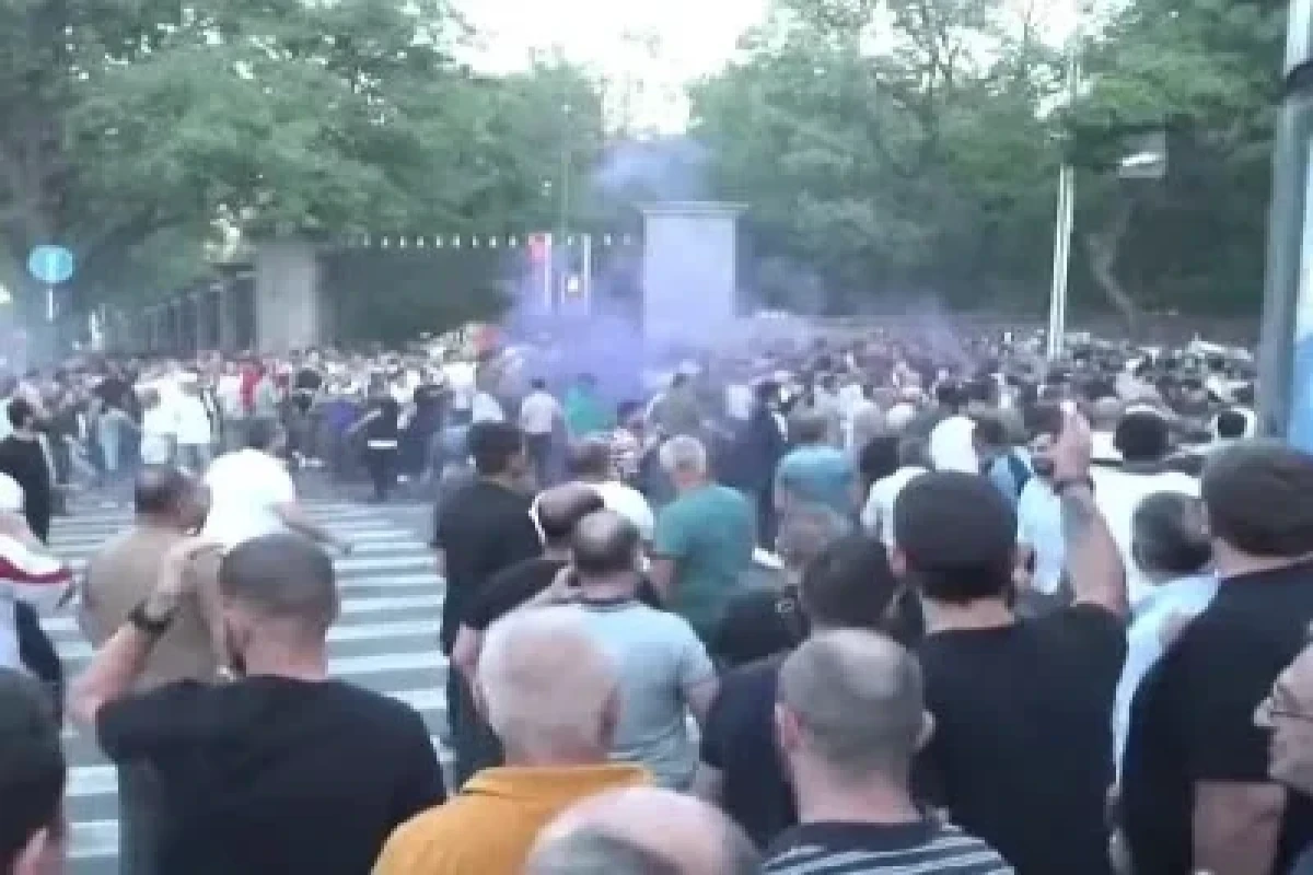 101 people injured in confrontations in front of Armenian parliament building